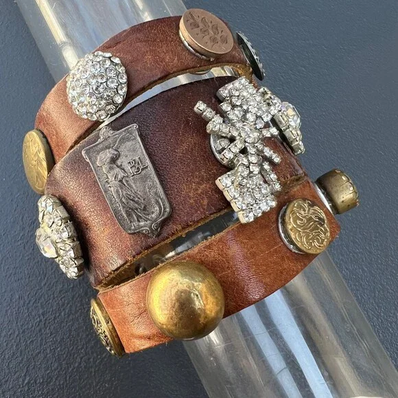 Artisan handmade leather Old button Bracelets . Costumejewelry
